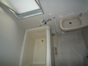 浴室には大きな窓があり換気も十分！乾きやすい浴室は湿気やカビの心配が少なくお掃除も楽々！