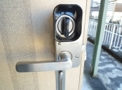 玄関は暗証番号式電子錠（商品名ed lock）を採用。暗号式と言うことは鍵が要らないという事。ピッキングの心配が無いのは勿論「鍵をなくす心配がありません」鍵をかけるつまみ（サムターンと言います）に付いているのはサムターン回しという住居侵入犯罪を防ぐ為のパーツです。